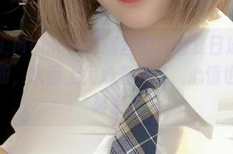 Sayo Momo与阿妮丝的高清夏日泳池派对图册，水面上闪烁着光芒，心情也跟着起来了